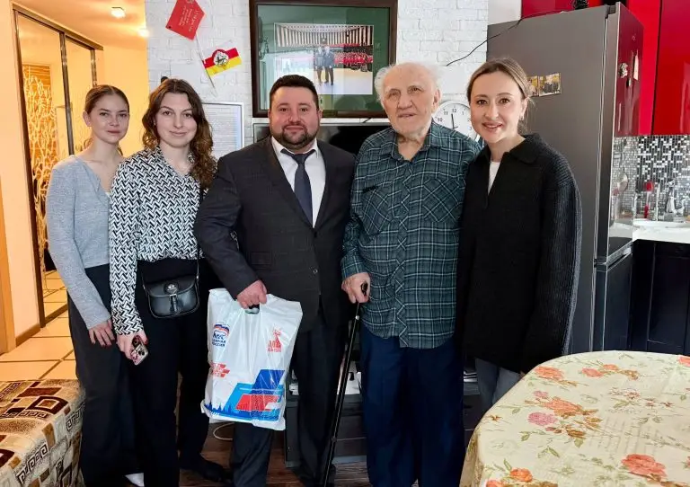Депутат Дарья Борисова поздравила ветерана войны Тамерлана Барагунова