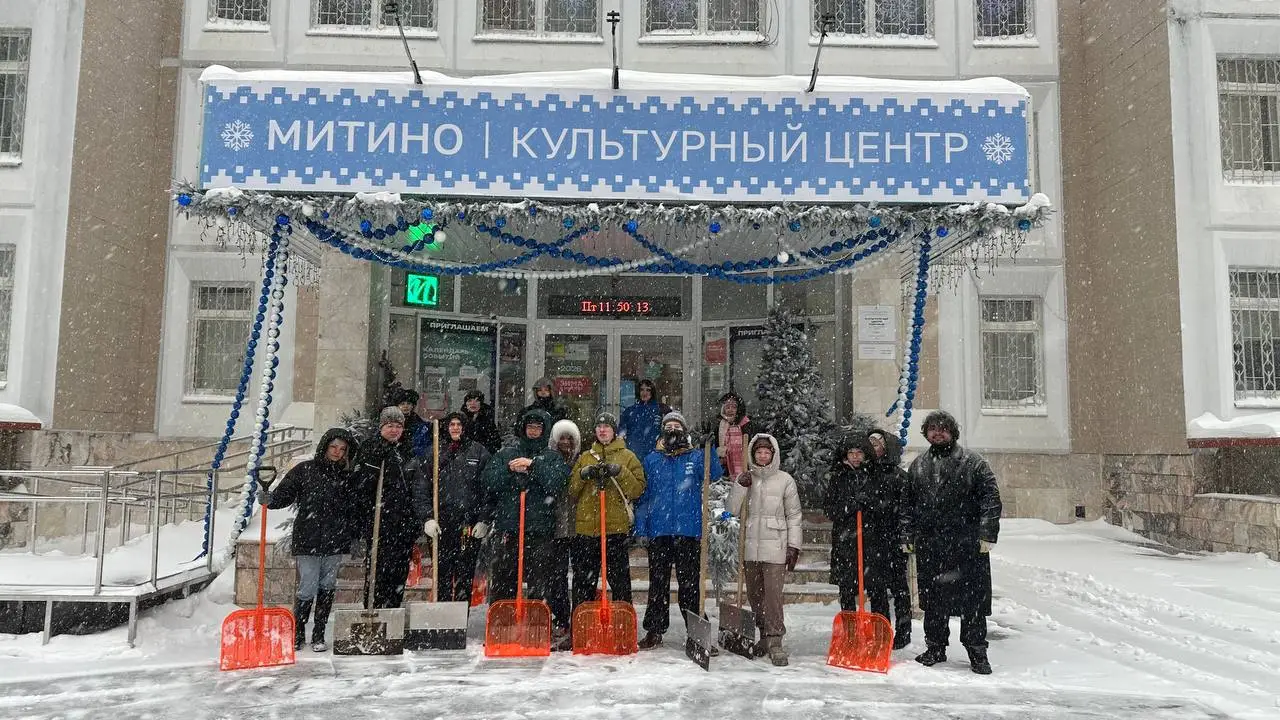 Волонтеры помогают столичным городским службам справляться с последствиями снегопада