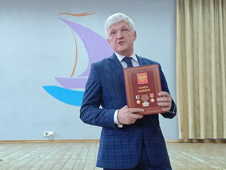 Герой России Аркадий Корольков провел для школьников «Урок мужества», посвященный Сталинградской битве