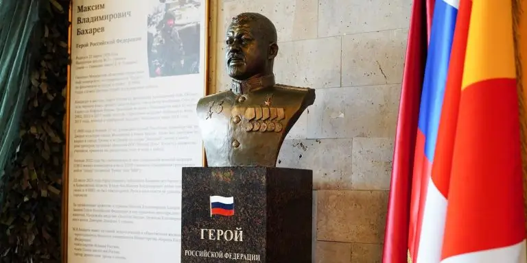 В Филимонковском районе установили бюст ветерана СВО Максима Бахарева
