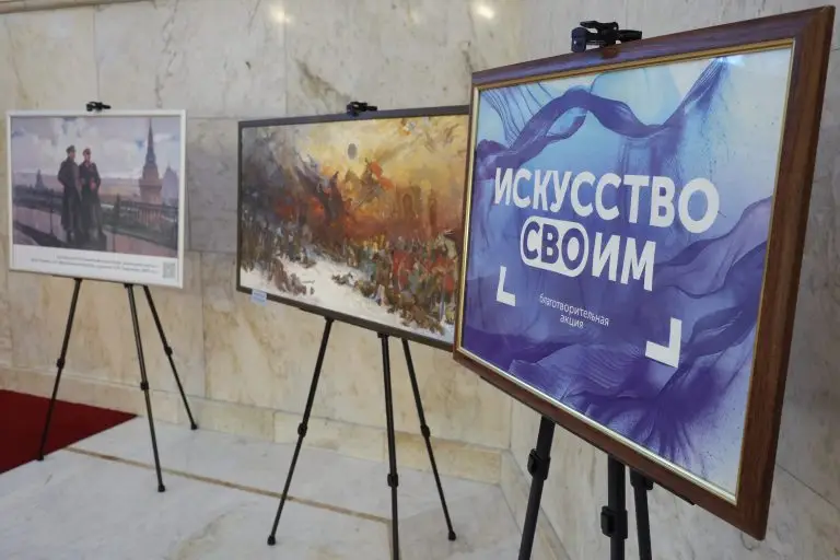 В Театре Российской Армии наградили художников благотворительной акции «Искусство – СВОим»