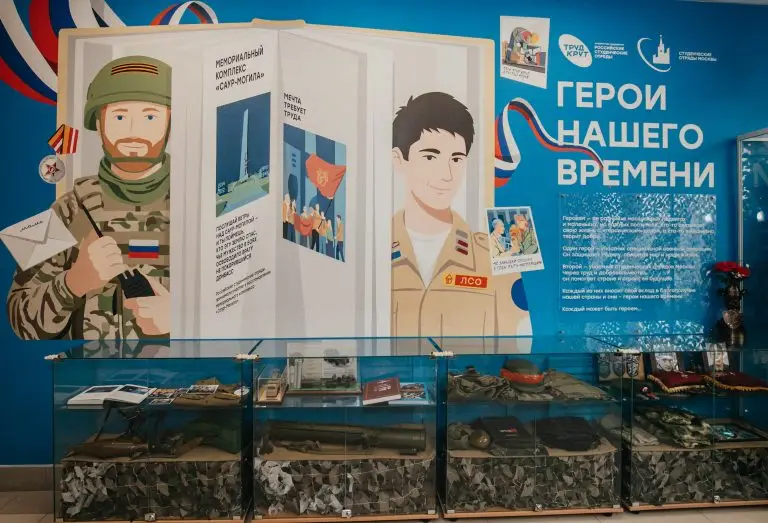 В столичной школе при поддержке Российских студенческих отрядов и «Единой России» открыт мурал «Герои нашего времени»
