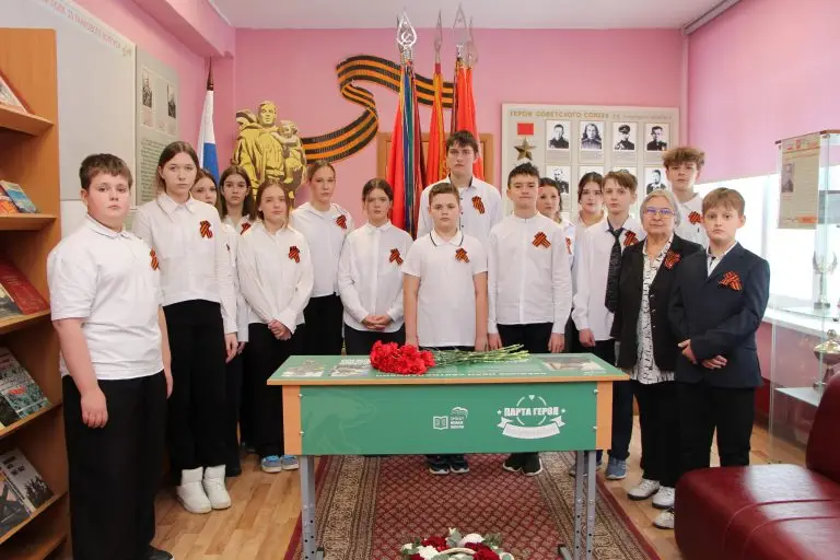 В столичной школе № 1669 имени М.И. Цветаевой установлена «Парта Героя» в память о погибшем выпускнике