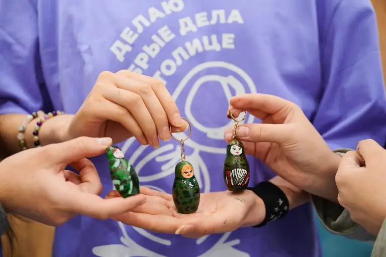 На юге Москвы стартовала акция «Матрёшка-оберег: тепло Юга — нашим героям»