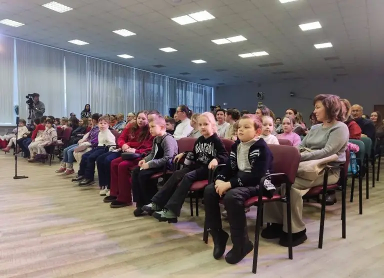 Анатолий Петрукович организовал бесплатный поход в театр для семей с детьми из ЮЗАО