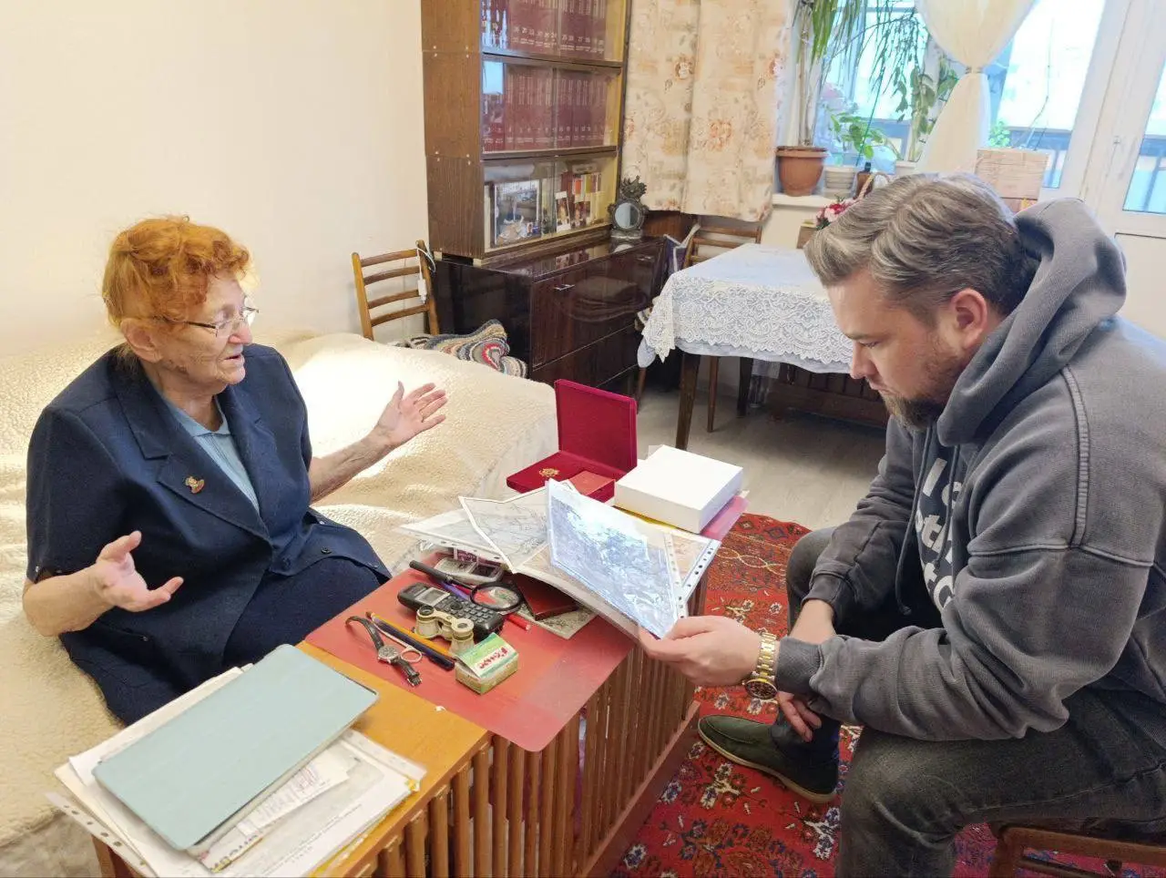 Глава муниципального округа Проспект Вернадского вручил ветерану труда знак Почётного жителя