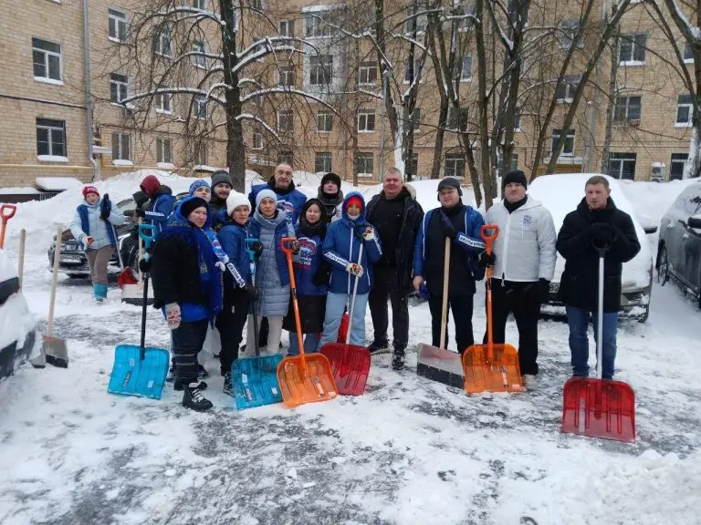 Волонтеры вышли на уборку снега