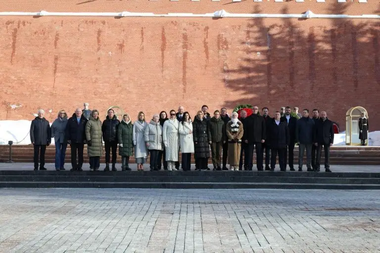 Депутаты Мосгордумы почтили память героев у Могилы Неизвестного Солдата