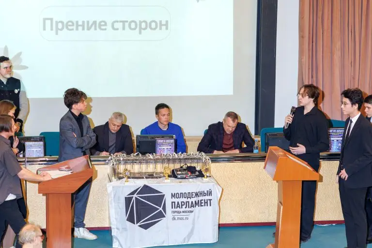 В районе Филевский Парк при поддержке журналиста Евгения Попова прошли молодежные дебаты