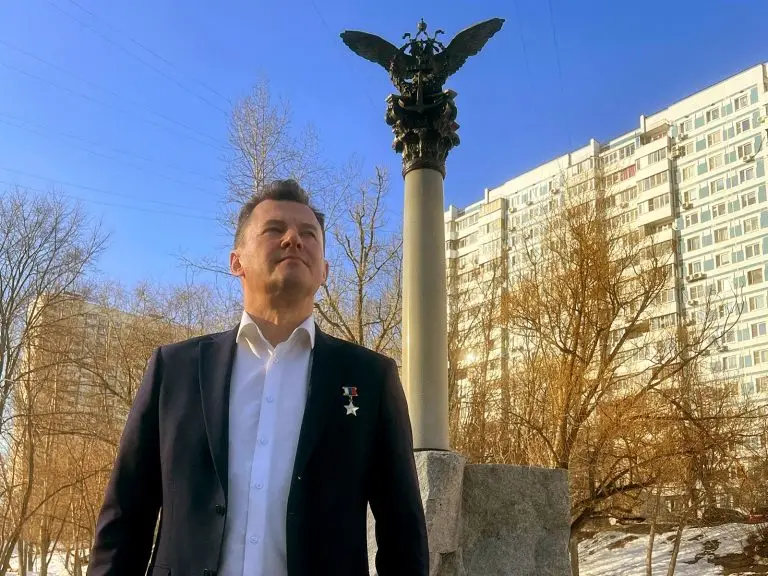 Герой России Роман Романенко принял участие в мемориально-патронатной акции в сквере «Родная гавань» в ЮАО