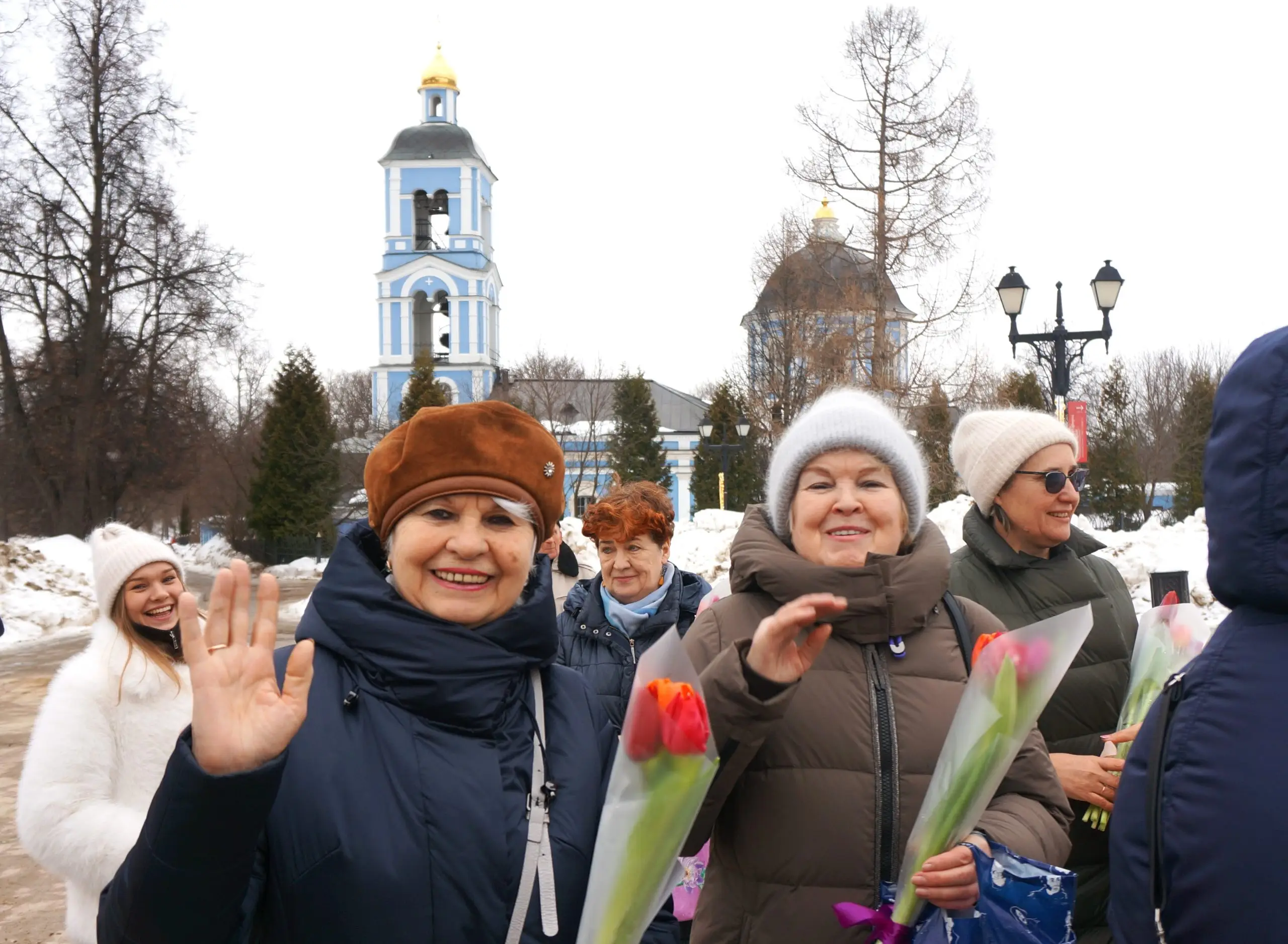 В Международный женский день в ЮАО москвичкам вручили более  двух тысяч тюльпанов