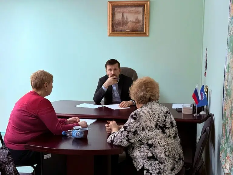 От ЖКХ до предложений в поддержку СВО: Депутат МГД Александр Семенников провел прием граждан