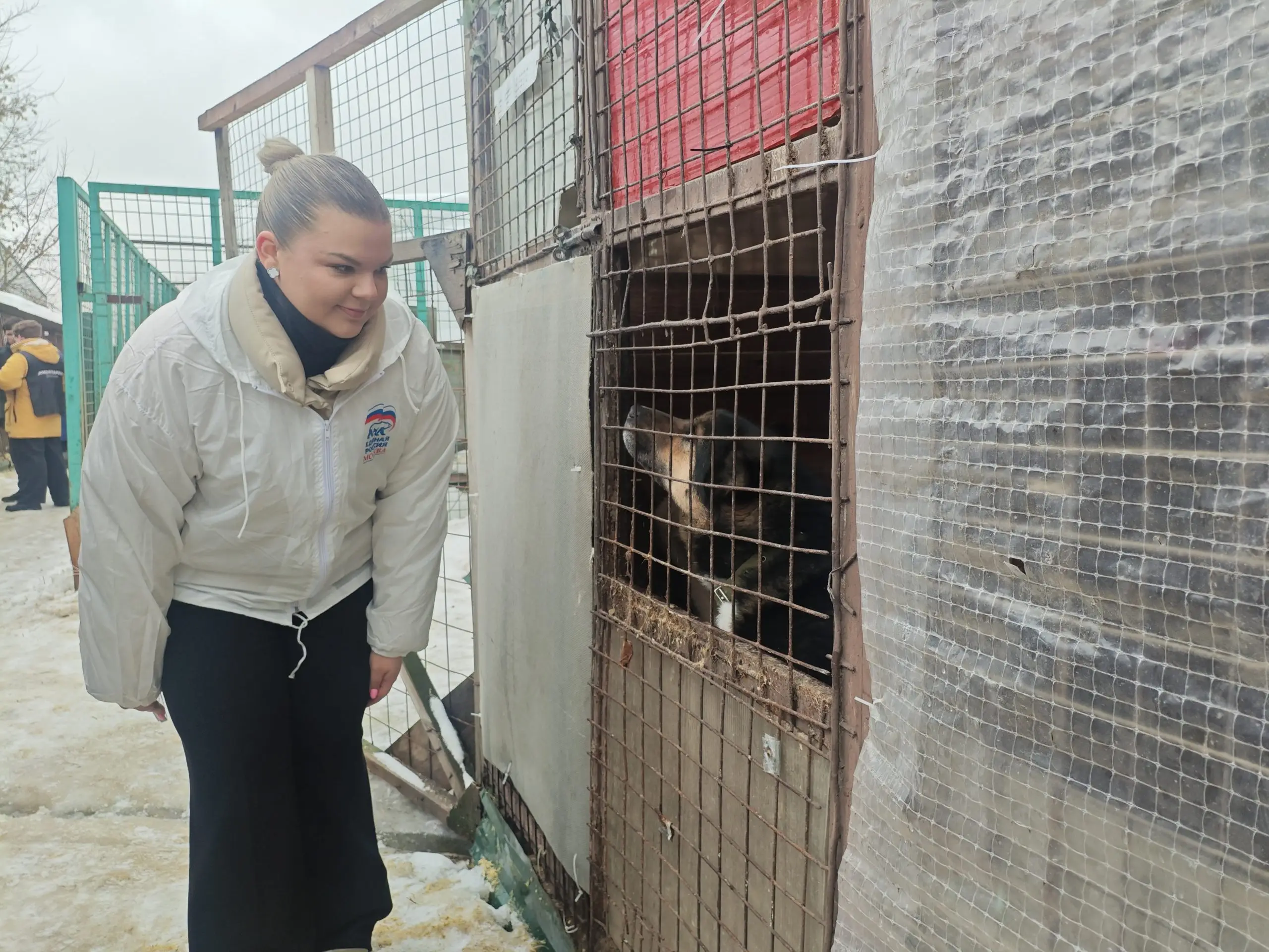Более 100 кг корма передали волонтеры приюту для животных в Печатниках