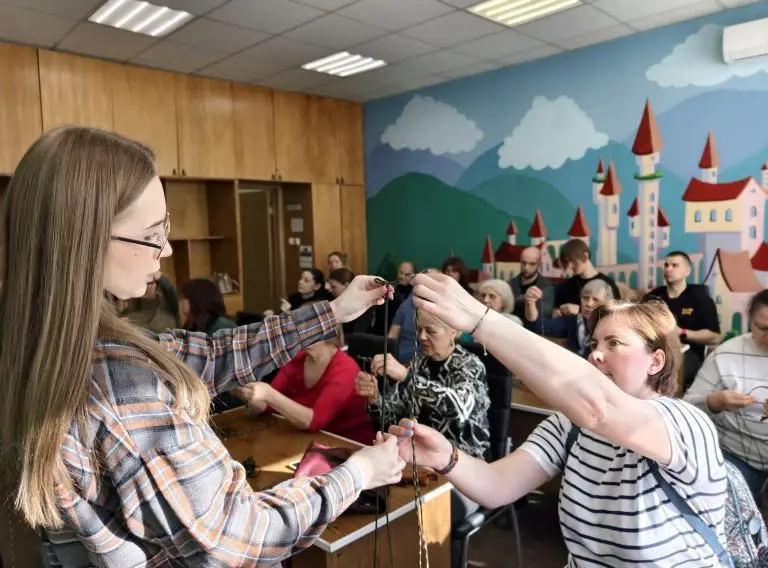 Активистки «Женского движения Единой России» сплели тактические браслеты для бойцов СВО на северо-западе Москвы