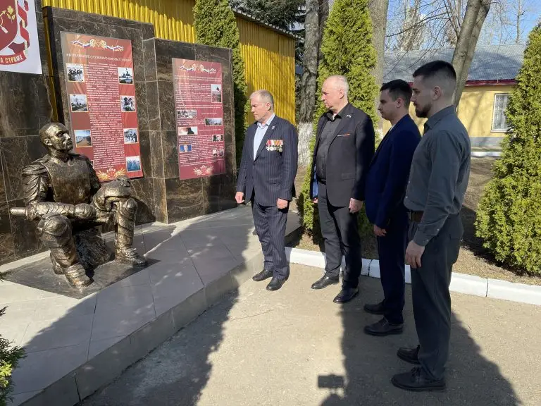 Участник СВО Александр Шелковой возложил цветы к памятнику сотрудникам органов правопорядка в Москве