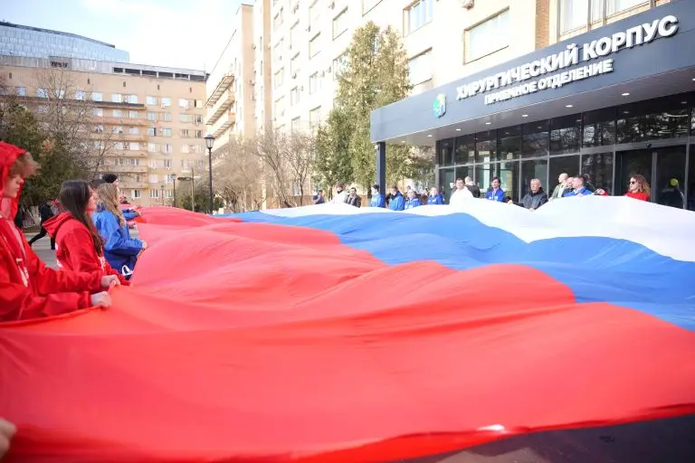 Накануне Дня воссоединения Крыма с Россией ветеран СВО Эдуард Шонов и московские единороссы провели акцию «Крымская весна»
