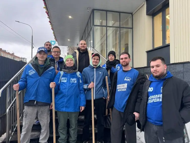 Врачи поблагодарили партийцев Котловки за расчистку снега на территории городской поликлиники