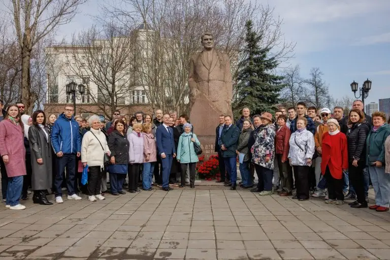 Депутат Госдумы Евгений Попов принял участие в памятной акции в честь годовщины со дня рождения Михаила Хруничева на западе Москвы