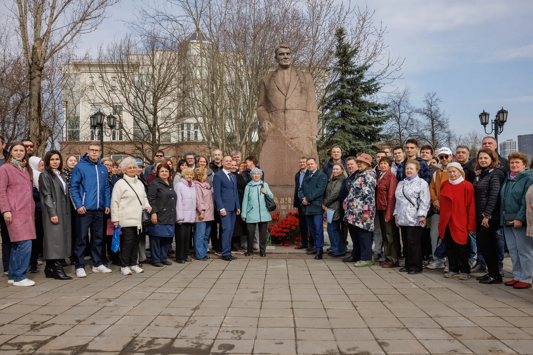 Депутат Госдумы Евгений Попов принял участие в памятной акции в честь годовщины со дня рождения Михаила Хруничева на западе Москвы