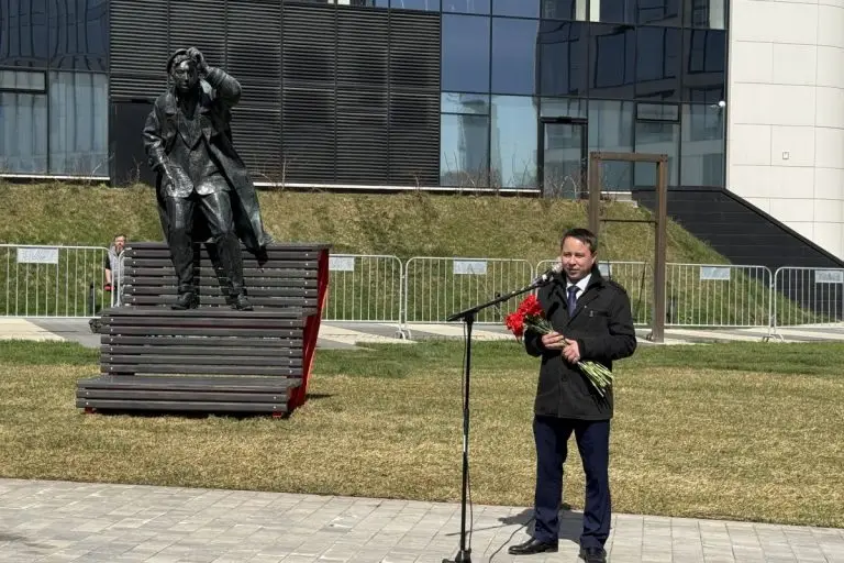 Ветеран СВО Эльдар Шарипов принял участие в открытии памятника Юрию Никулину