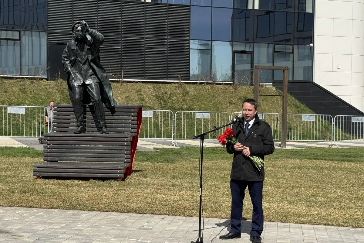 Ветеран СВО Эльдар Шарипов принял участие в открытии памятника Юрию Никулину