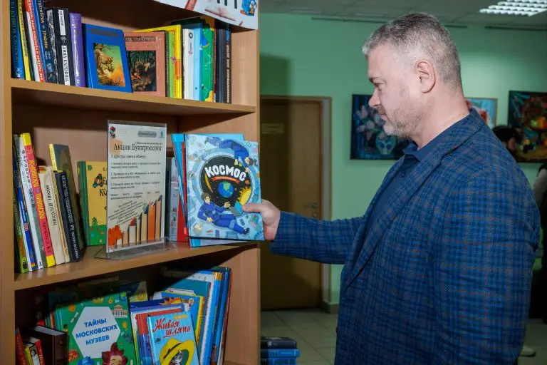 Сотни книг передали активисты Центра развития в рамках акции буккроссинга на западе Москвы