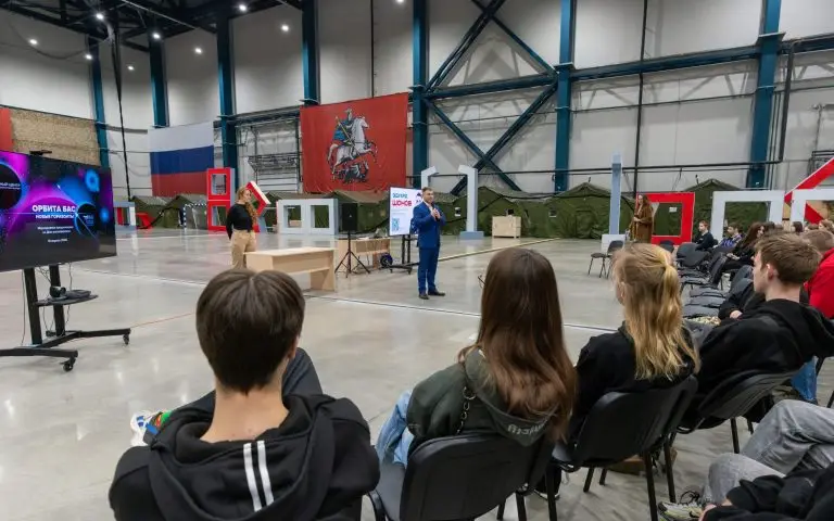 Ветеран СВО Эдуард Шонов провел «Урок мужества» для студентов колледжей и вузов