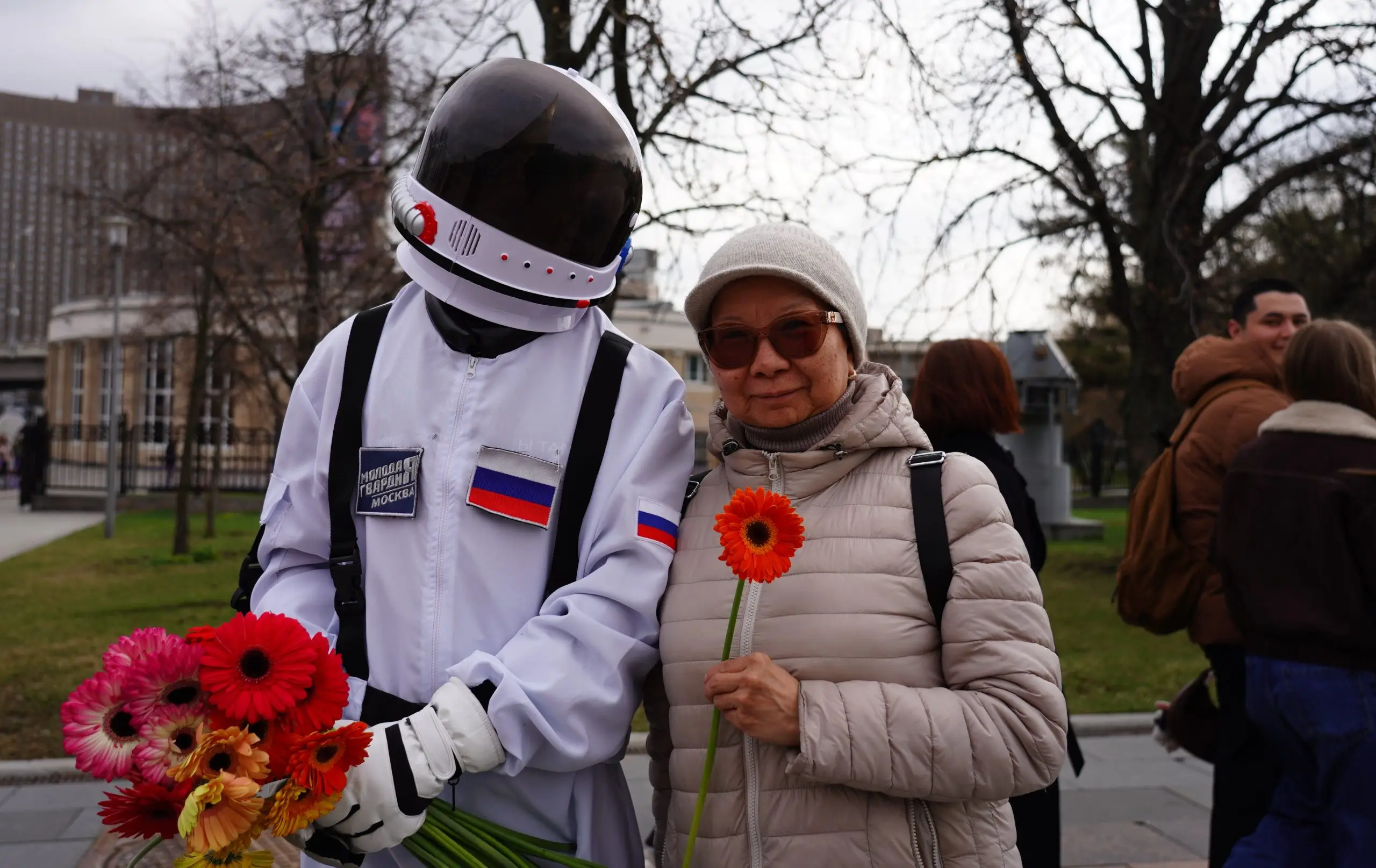 На ВДНХ москвичкам вручили «космические» цветы