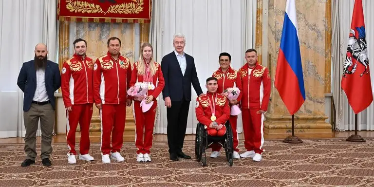Сергей Собянин наградил москвичей — чемпионов и призеров Паралимпиады 2026 года