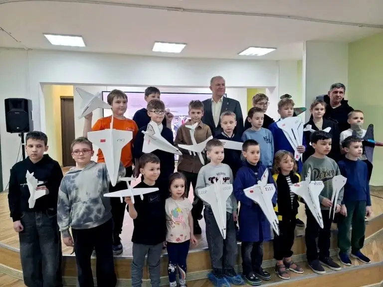 Александр Шелковой встретился с юными авиаконструкторами на выставке модельной техники в Южном Медведкове
