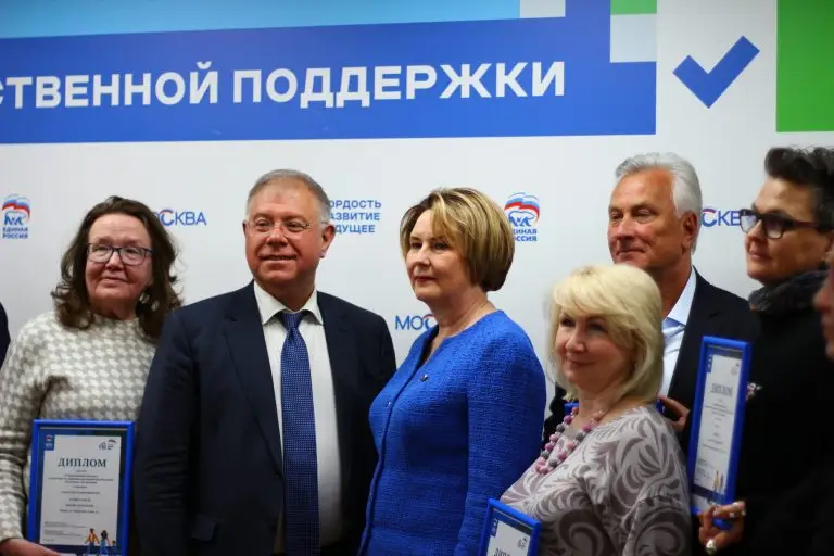 Депутат Госдумы Светлана Разворотнева наградила победителей конкурса «Лучший дом. Лучший двор»