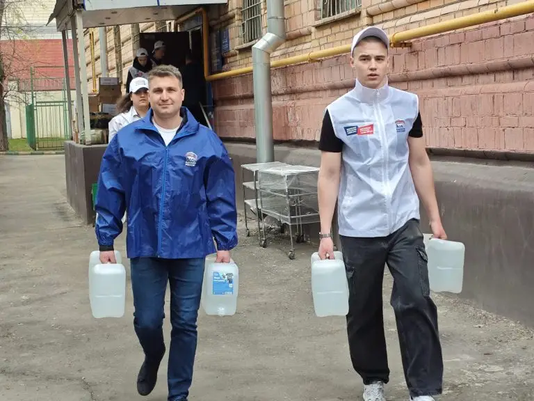 Депутат Госдумы Петр Толстой и ветеран боевых действий Эдуард Шонов приняли участие в гуманитарной акции для бойцов СВО