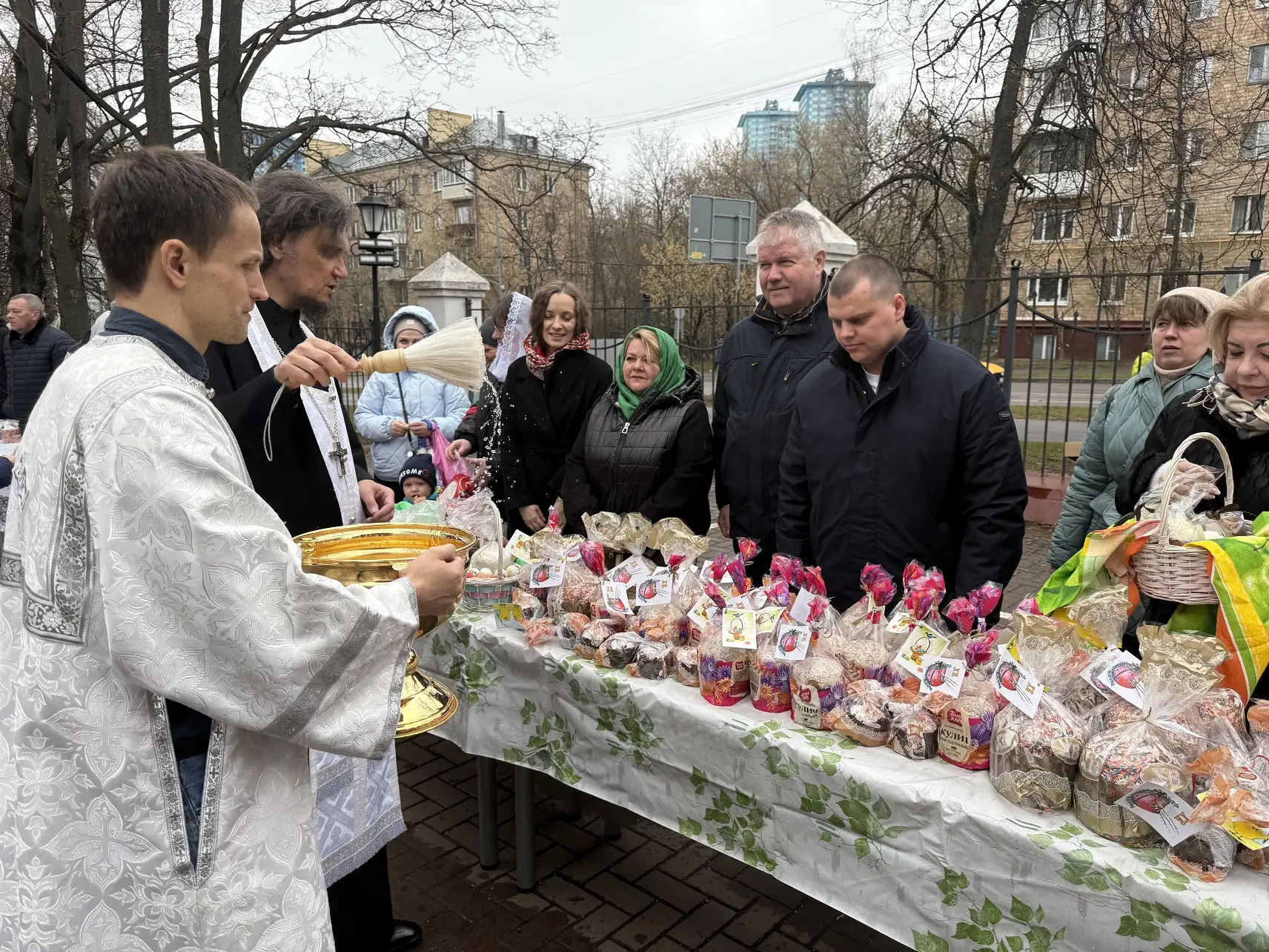 Более 400 пасхальных угощений передали жителям района Щукино