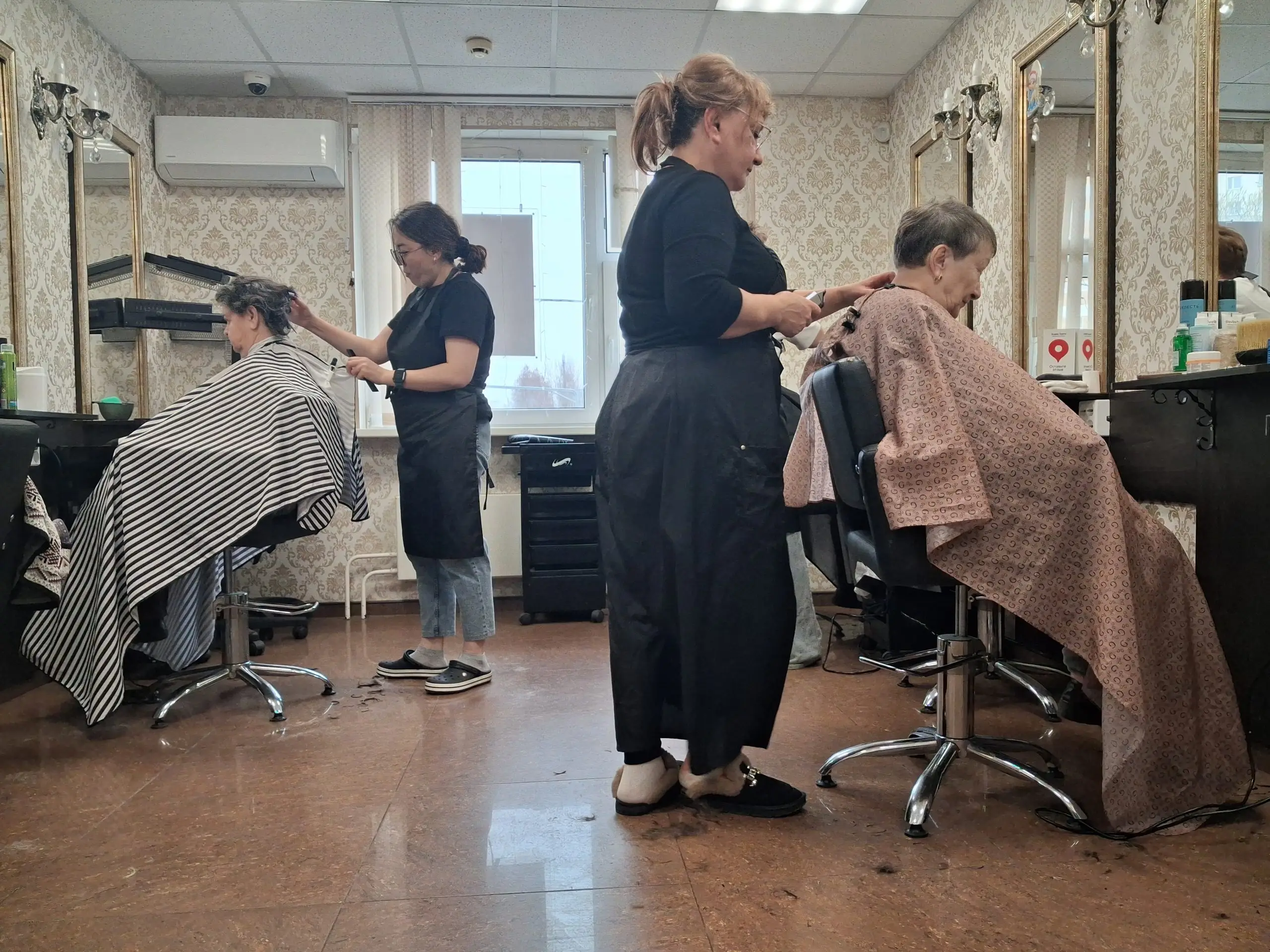 В преддверии Пасхи в Ново-Переделкине жителям «серебряного» возраста подарили модельные стрижки