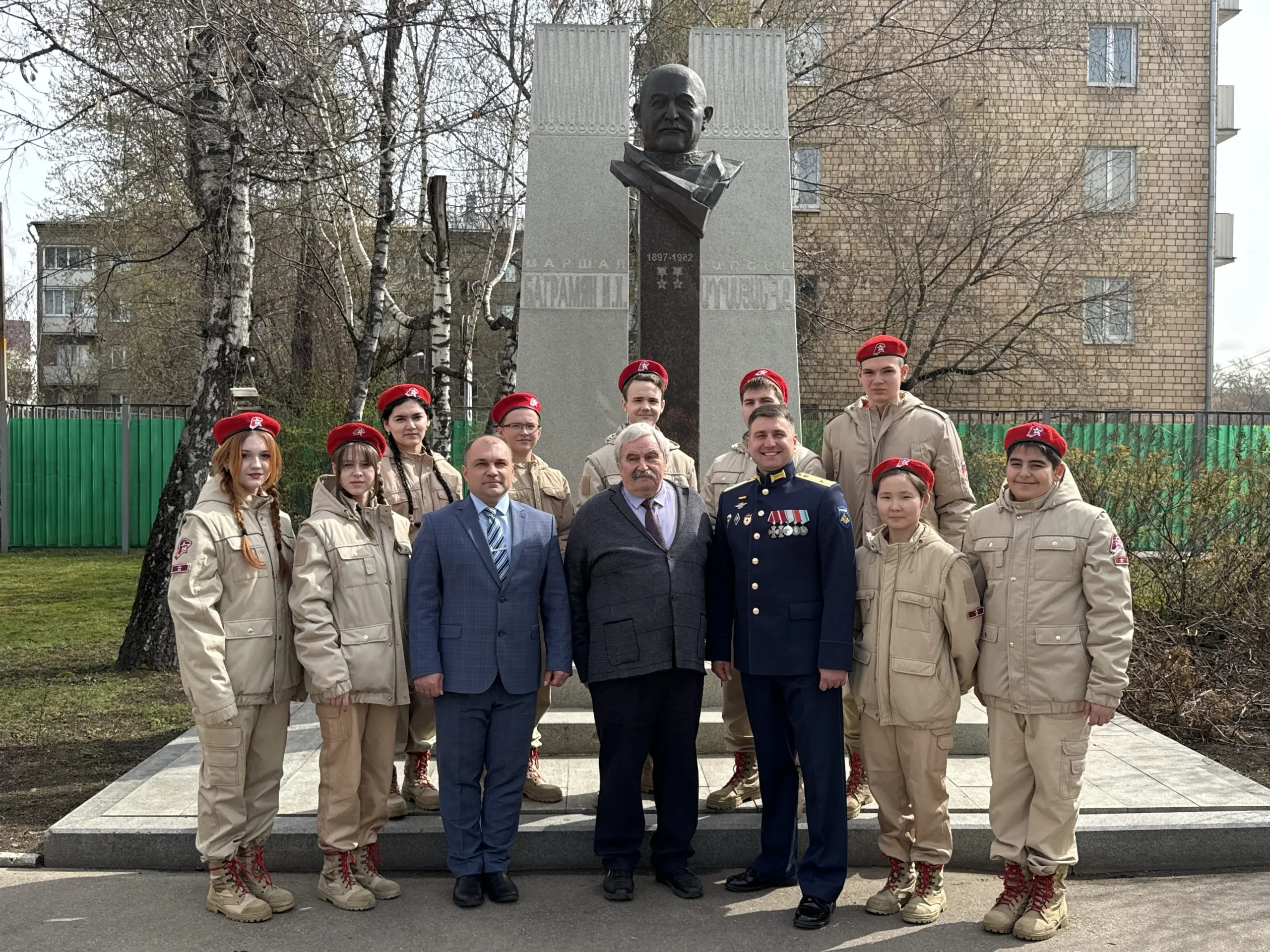 Ветеран боевых действий Эдуард Шонов принял участие в памятной акции и возложил цветы к бюсту маршала Ивана Баграмяна в ЮВАО
