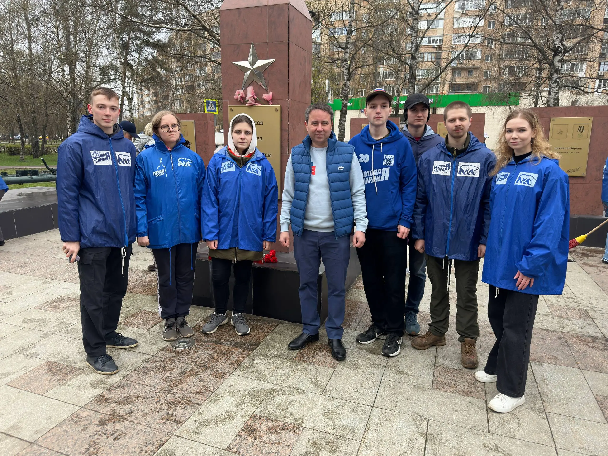 Участник СВО Эльдар Шарипов и журналист Олег Леонов приняли участие в патриотической акции по сохранению памятников Великой Отечественной войны