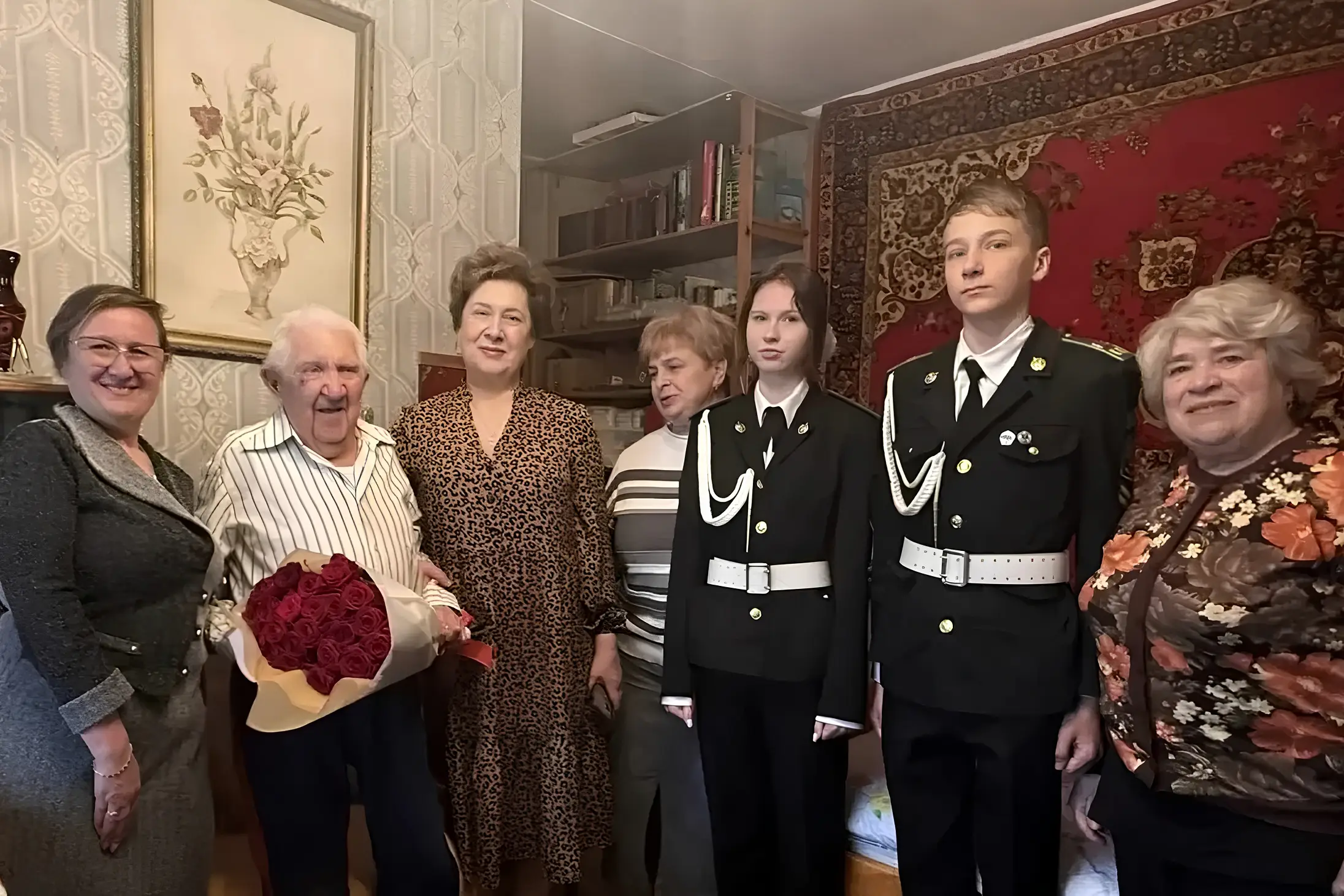 «Живая история района»: Единороссы ЮЗАО поздравили ветерана войны Николая Архипова со 100-летием
