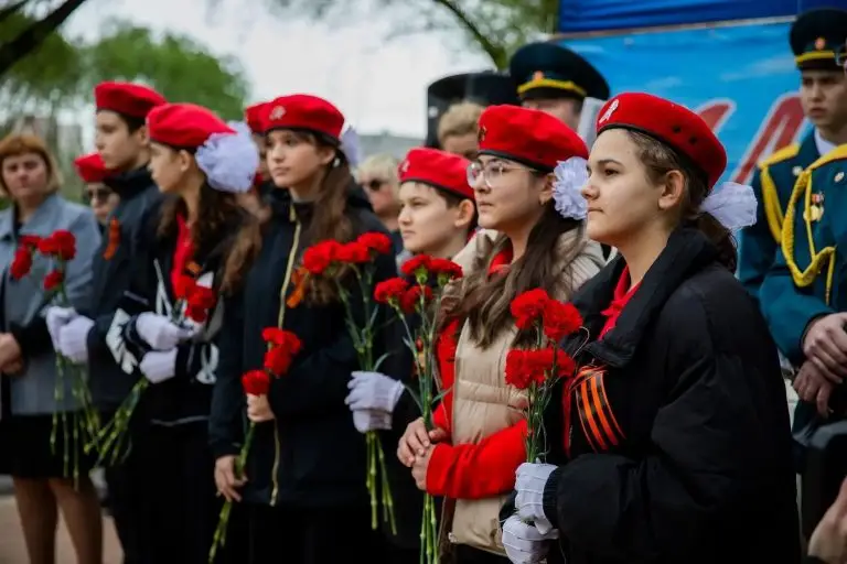 Владислав Третьяк вручил кадетам удостоверения и нагрудные знаки на патриотическом мероприятии ко Дню Победы в Гольянове