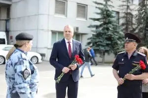 Депутат Госдумы Евгений Попов принял участие в памятной акции у мемориала сотрудникам правоохранительных органов в Строгине
