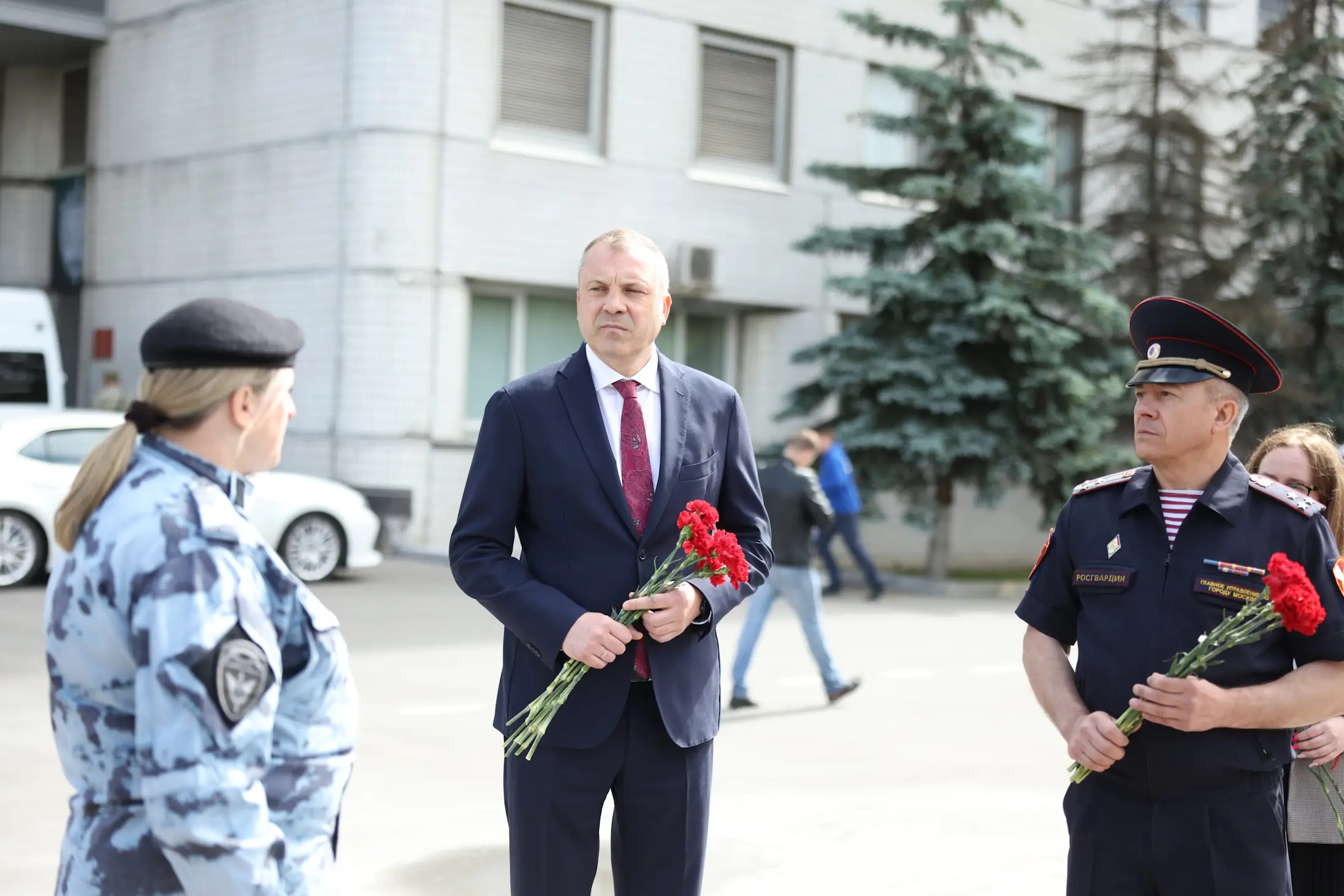 Депутат Госдумы Евгений Попов принял участие в памятной акции у мемориала сотрудникам правоохранительных органов в Строгине