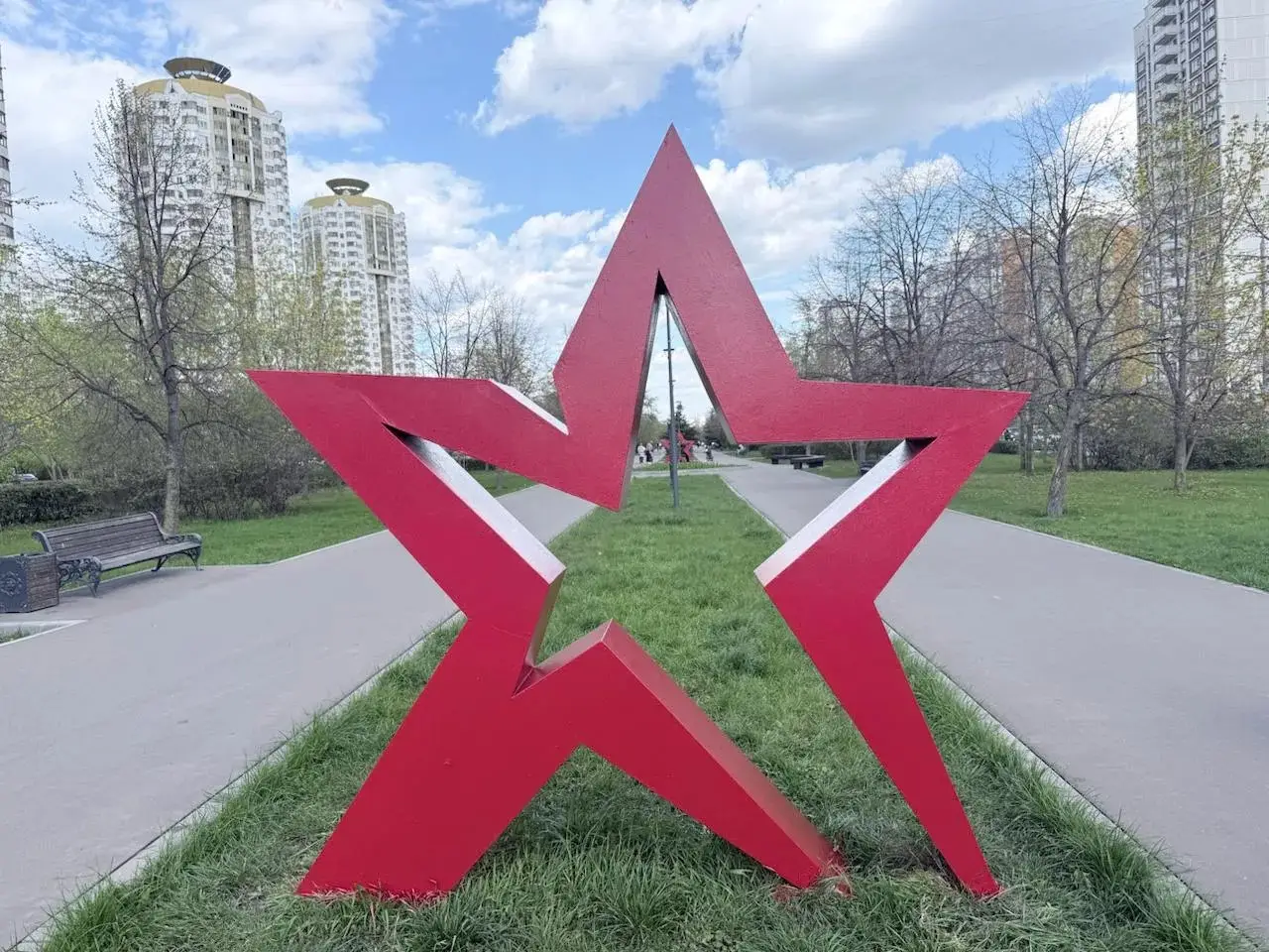 В Москве волонтёры команды Петра Толстого обновили звёзды на Аллее Ветеранов