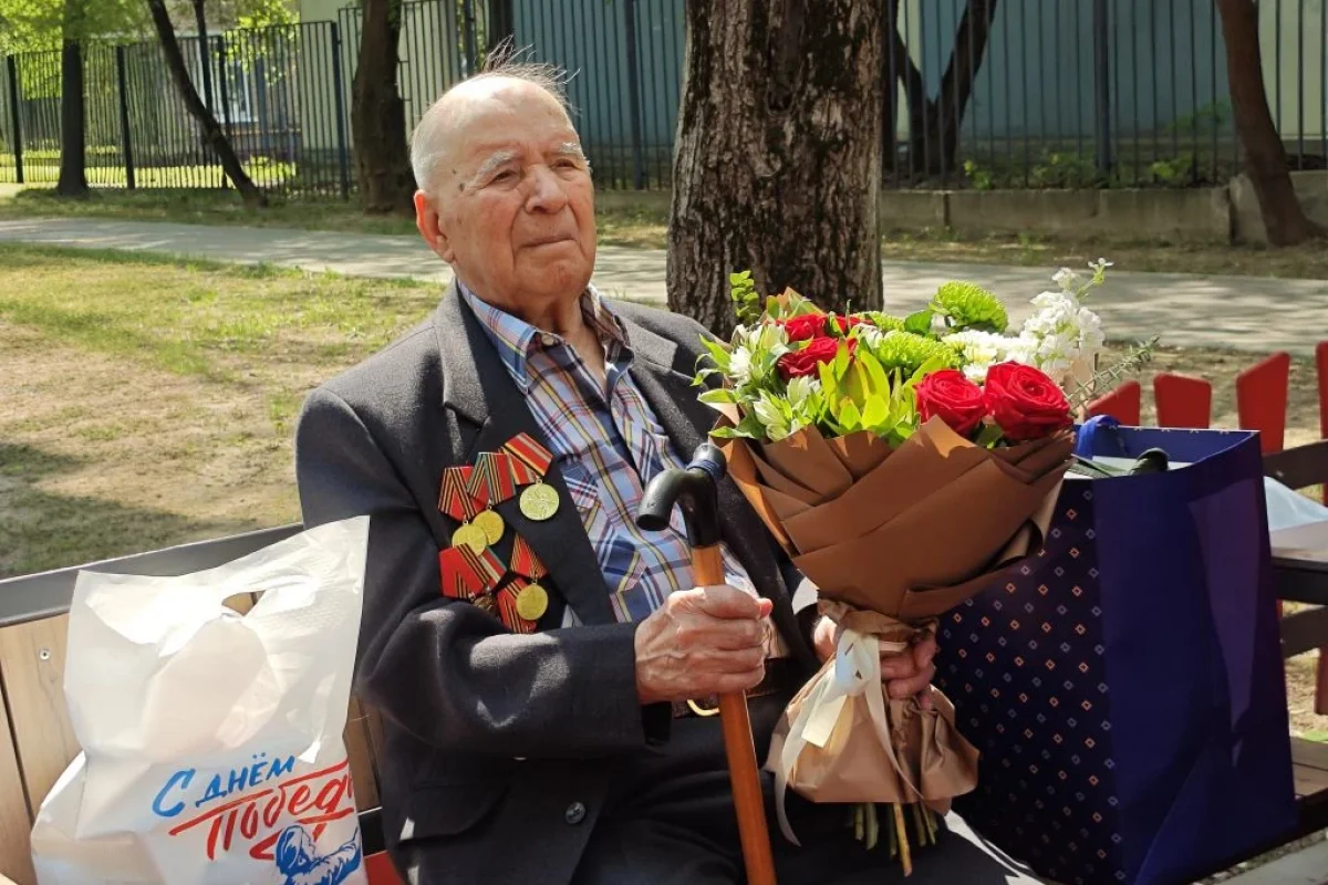 Единороссы ЮВАО в рамках акции «Парад у дома ветерана» поздравили 100 летнего участника Великой Отечественной войны
