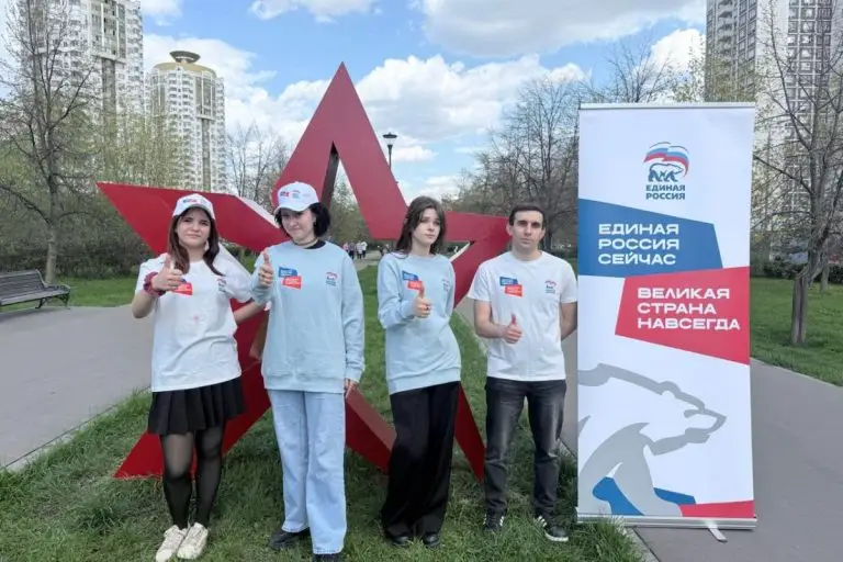 В Москве волонтёры команды Петра Толстого обновили звёзды на Аллее Ветеранов
