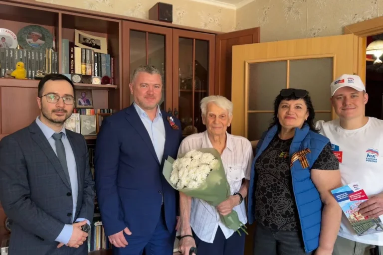 Евгений Андриенко поздравил ветерана войны Генриха Васильевича Лукина с наступающим Днём Победы