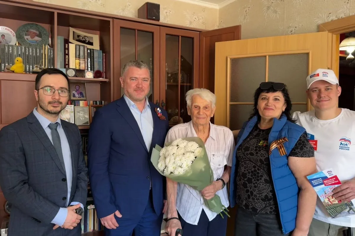 Евгений Андриенко поздравил ветерана войны Генриха Васильевича Лукина с наступающим Днём Победы