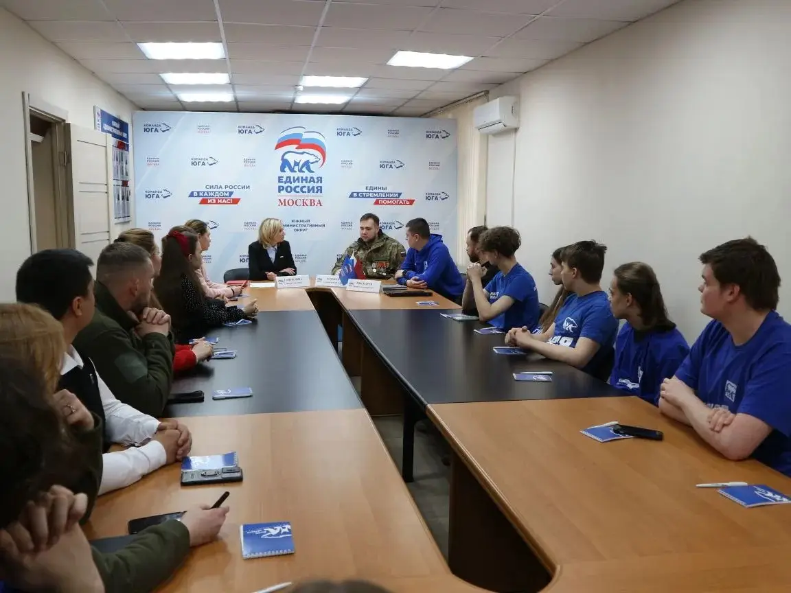 «Встреча с героем»: Ветеран СВО Александр Кряжев провел открытый диалог с молодогвардейцами и молодёжью ЮАО