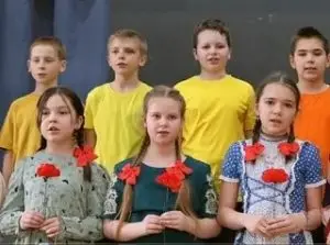 Московские школьники исполнили песню «Пусть всегда будет солнце» в рамках акции «С песней к Победе»
