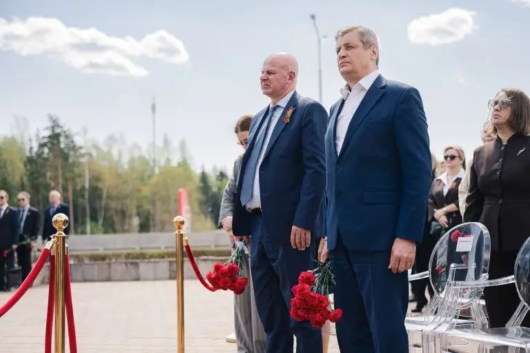 Сергей Костин принял участие в памятной церемонии у мемориала воинам-дорожникам