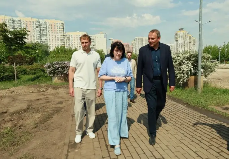 Вице-спикер Госдумы Петр Толстой проверил ход благоустройства двух парков на юго-востоке столицы