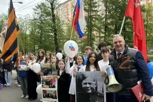 Московские единороссы провели патриотическую акцию «Парад у дома ветерана»